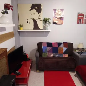 Familial Pour 1 A 5 Personnes De 42m2-rez De Chaussee-vues Sur Rue Et Patio Prive Ombrage - Sejour,chambre Separee,cuisine,salle De Bain,lit Double Et 2 Canapes Lits Depliant - Entree Cote Rue Berzelius-5 Minutes Du Metro Brocante ,bus 31, Appartement